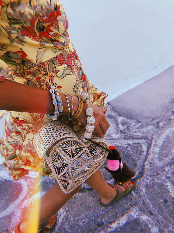 donna che cammina con borsa a cuore