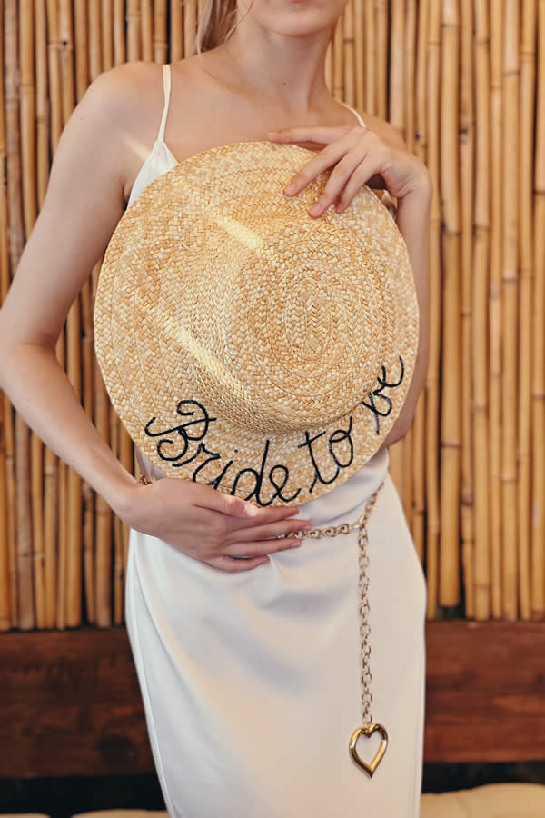ragazza con cappello bride to be
